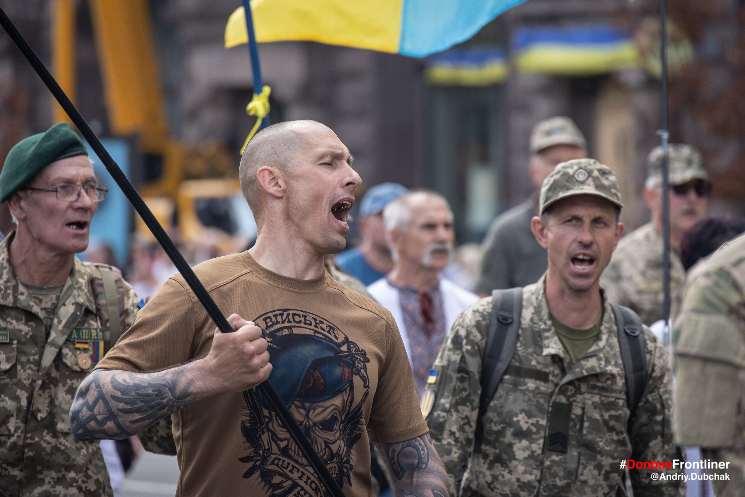 Donbas Frontliner фото - марш ветеранів 2021, ветеран кричить Слава Україні!