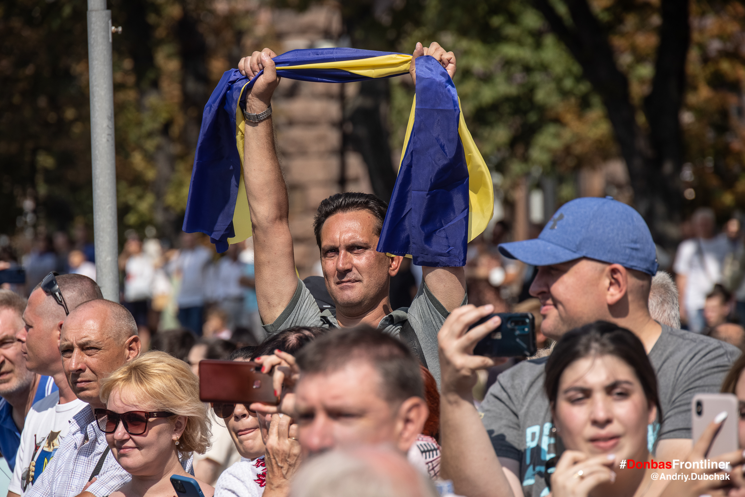 Donbas Frontliner фото - марш ветеранів 2021, чоловік тримає український прапор