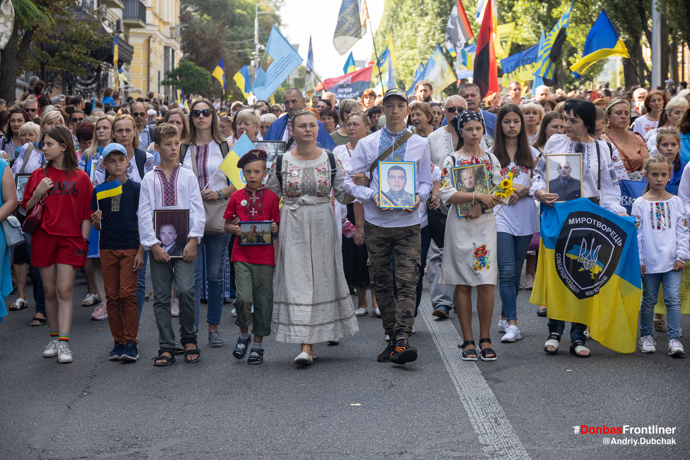 Donbas Frontliner фото - марш ветеранів 2021, родини загиблих українських військових