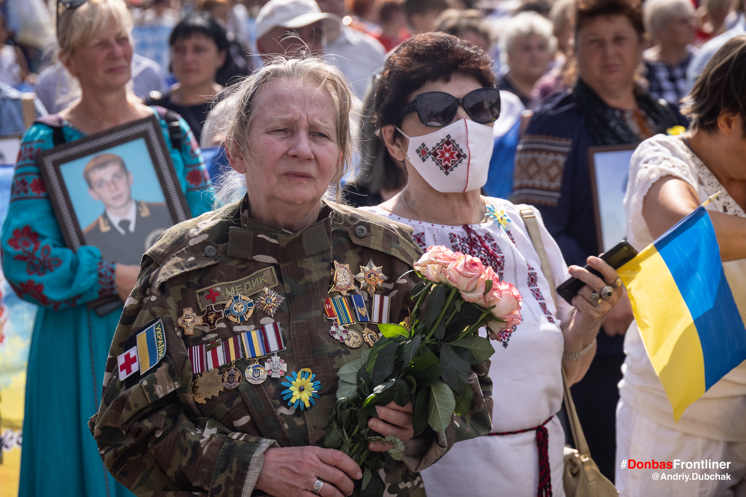 Donbas Frontliner фото - марш ветеранів 2021, стара жінка з медалями