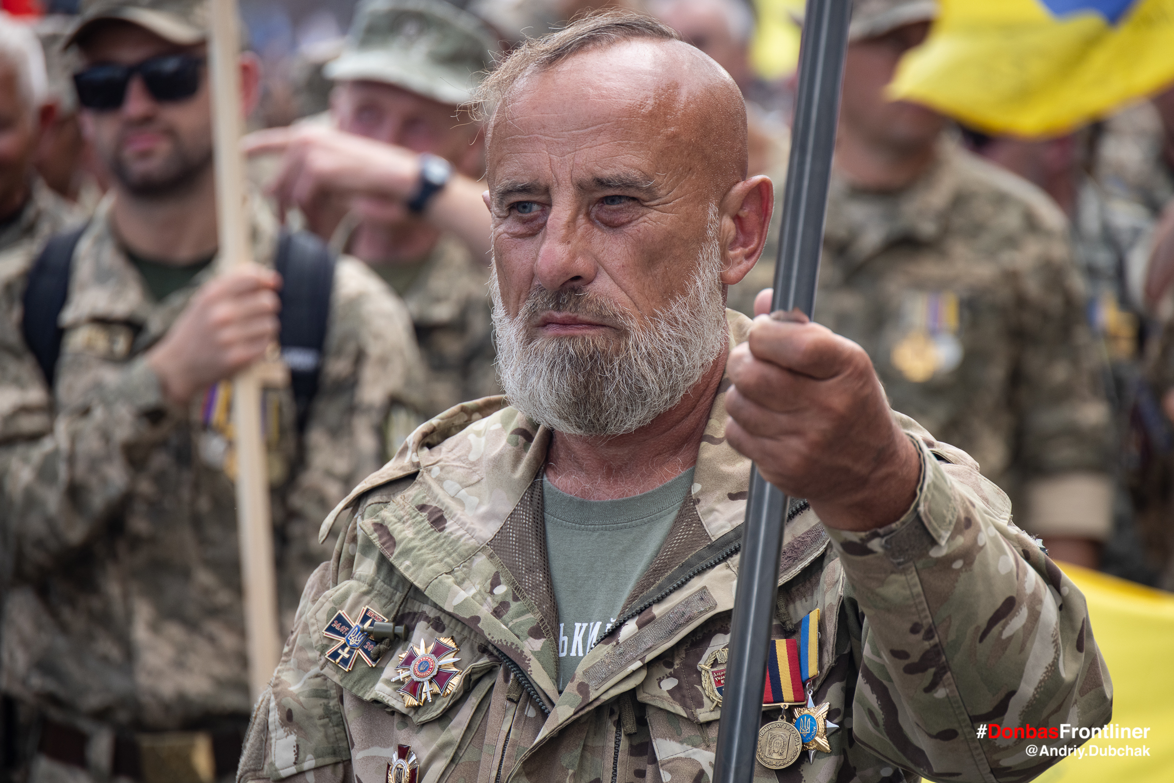 Donbas Frontliner фото - марш ветеранів 2021, обличчя  старого воїна 