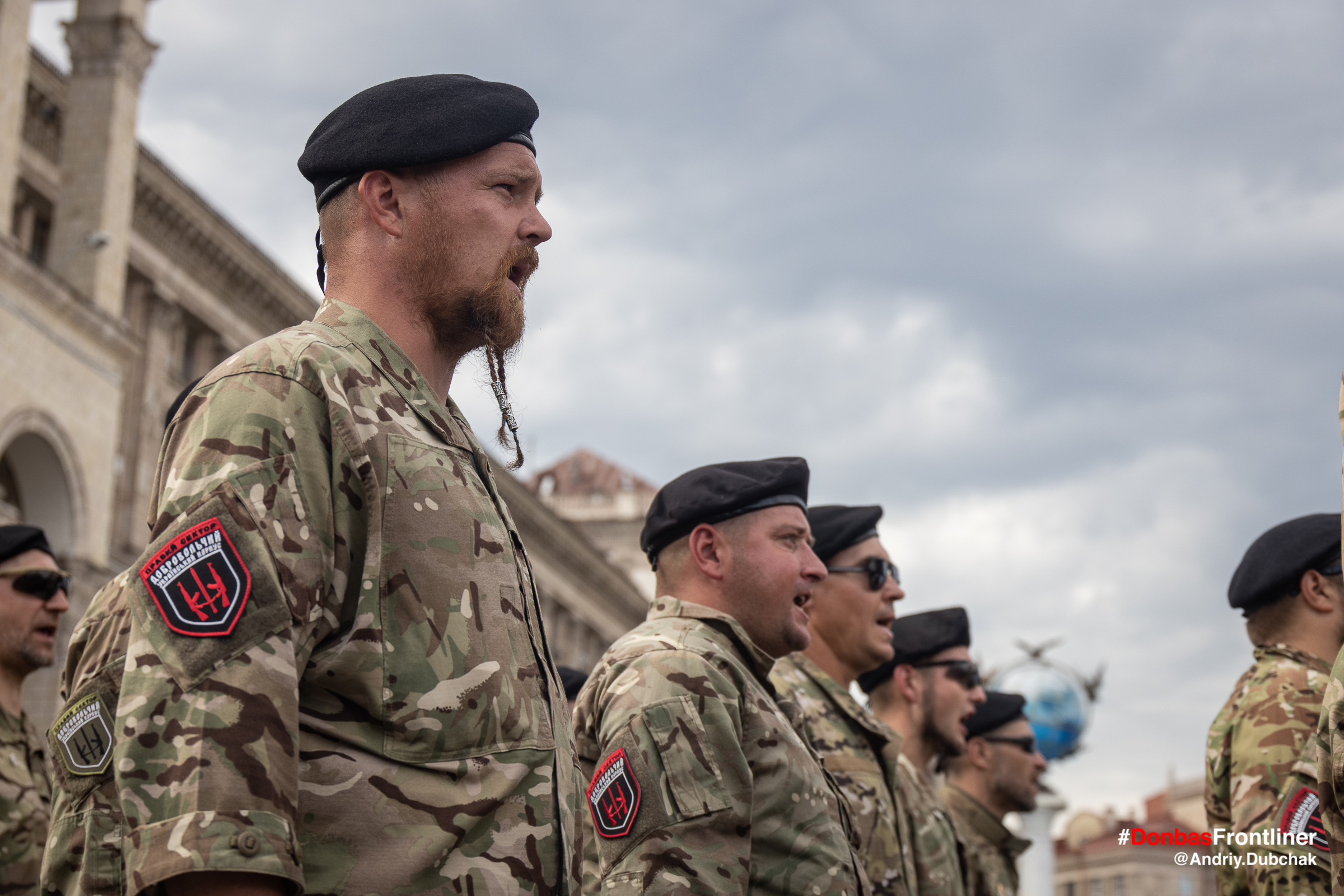 Donbas Frontliner фото - марш ветеранів 2021, добровольці Правий Сектор колона