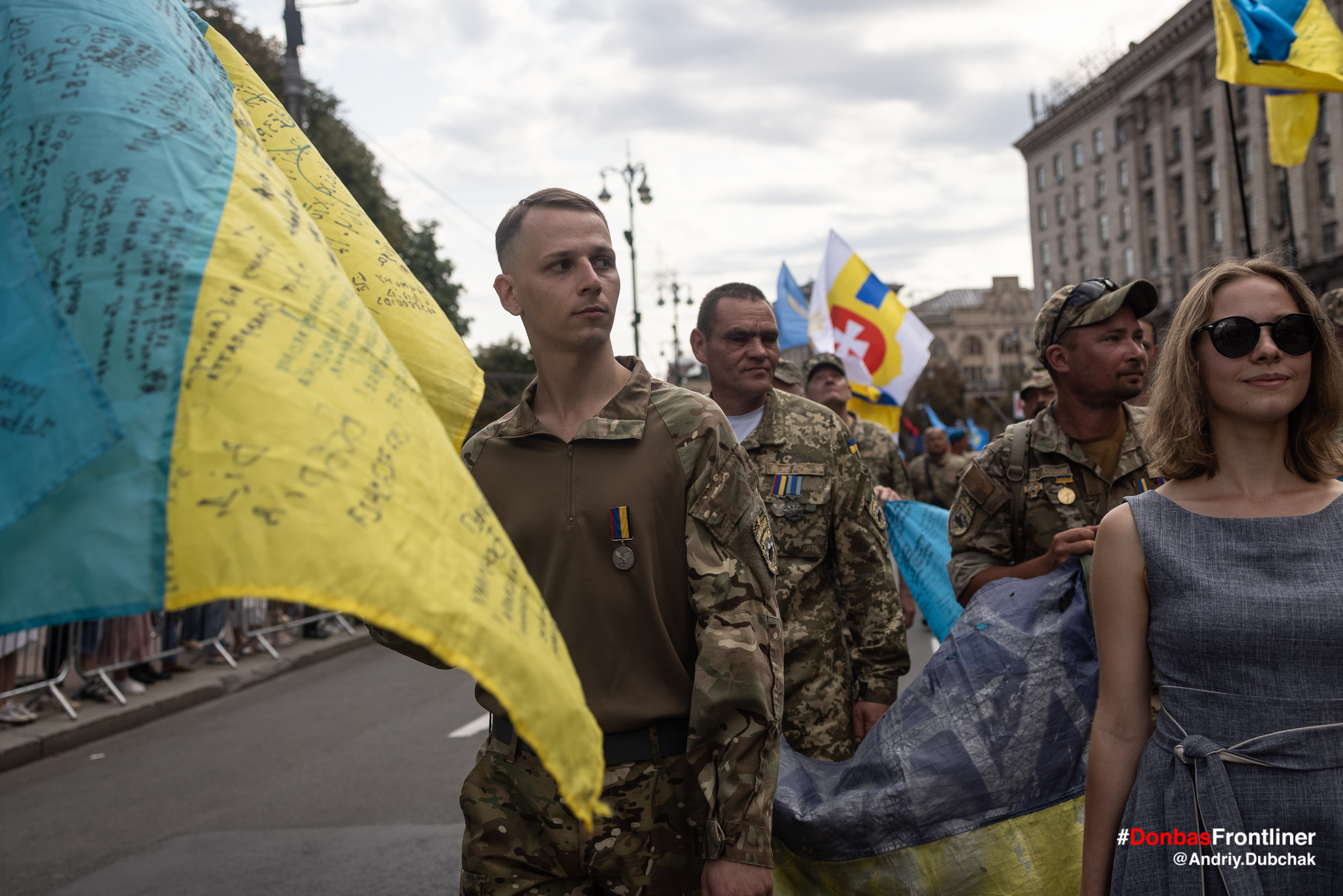 Donbas Frontliner фото - марш ветеранів 2021, доброволець  з прапором України