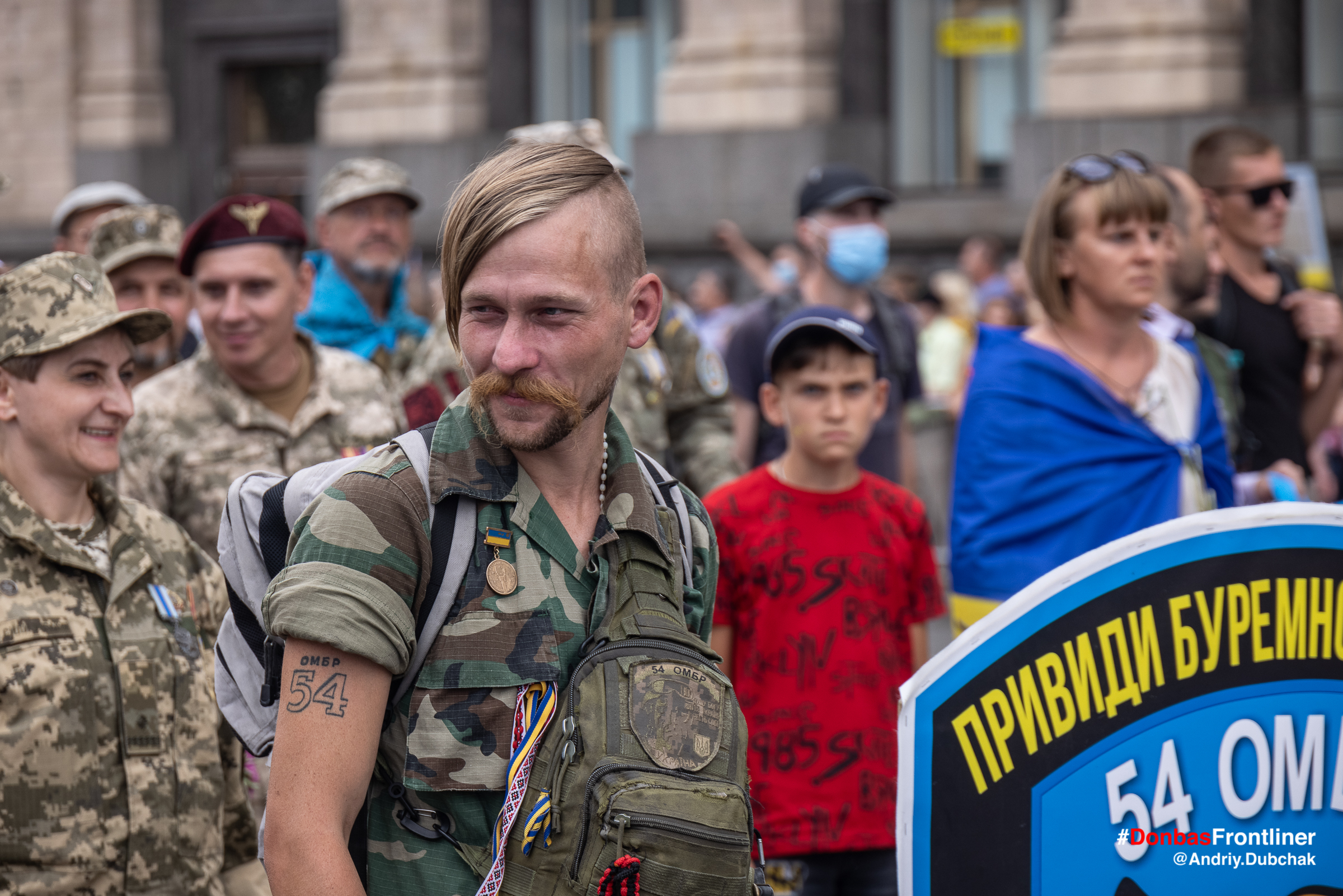 Donbas Frontliner фото - марш ветеранів 2021, добровольць оселедець