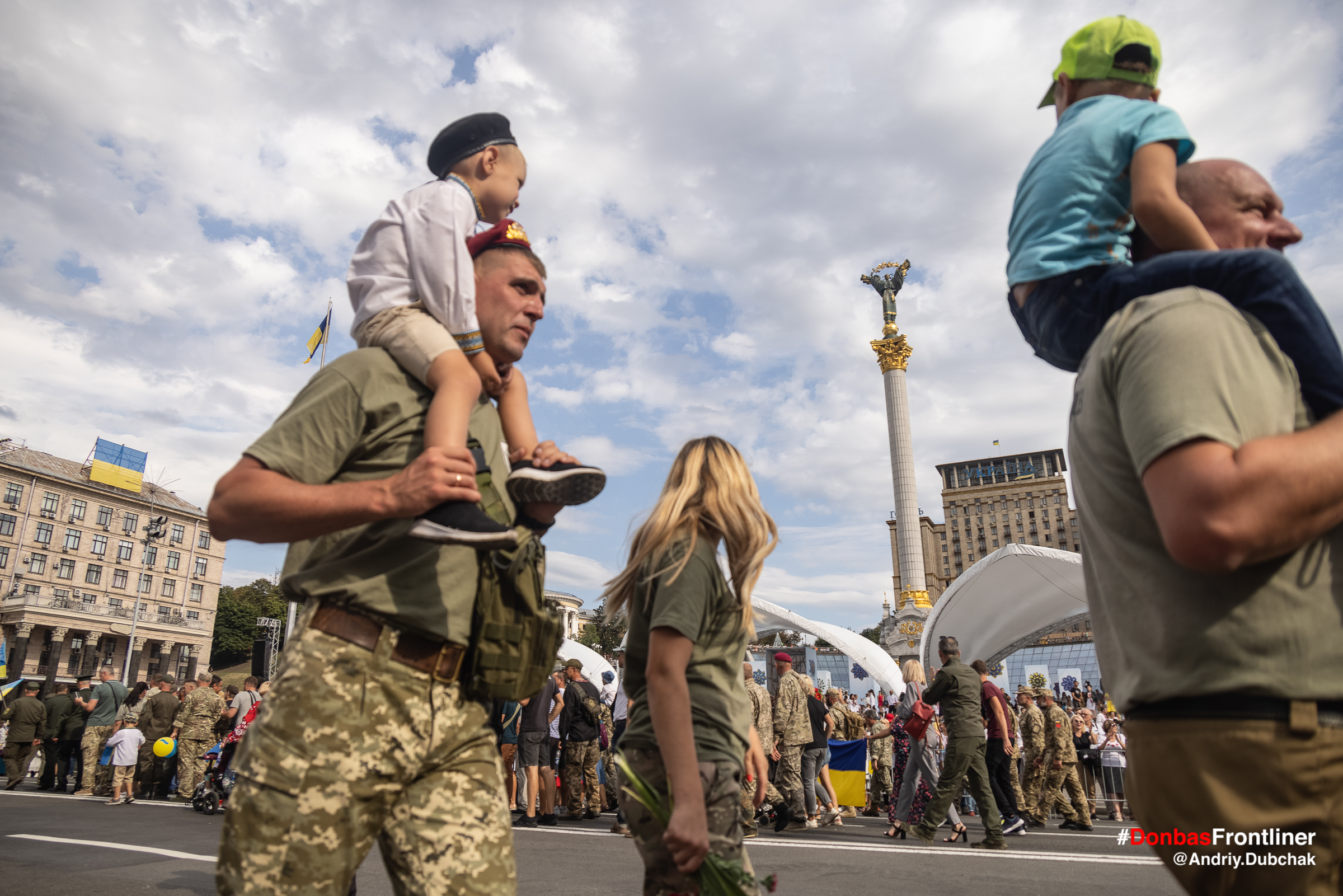 Donbas Frontliner фото - марш ветеранів 2021, добровольці з дітьми та родинами