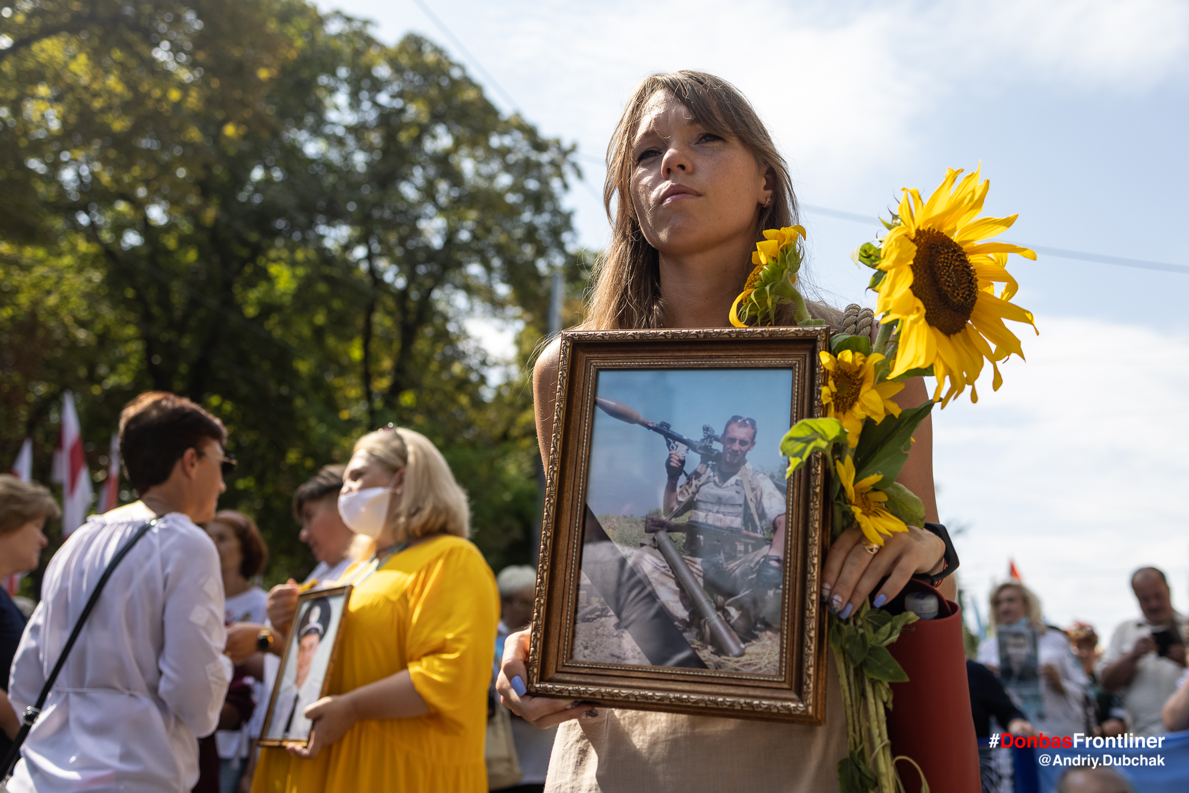 Donbas Frontliner фото - марш ветеранів 2021, дружина загиблого воїна