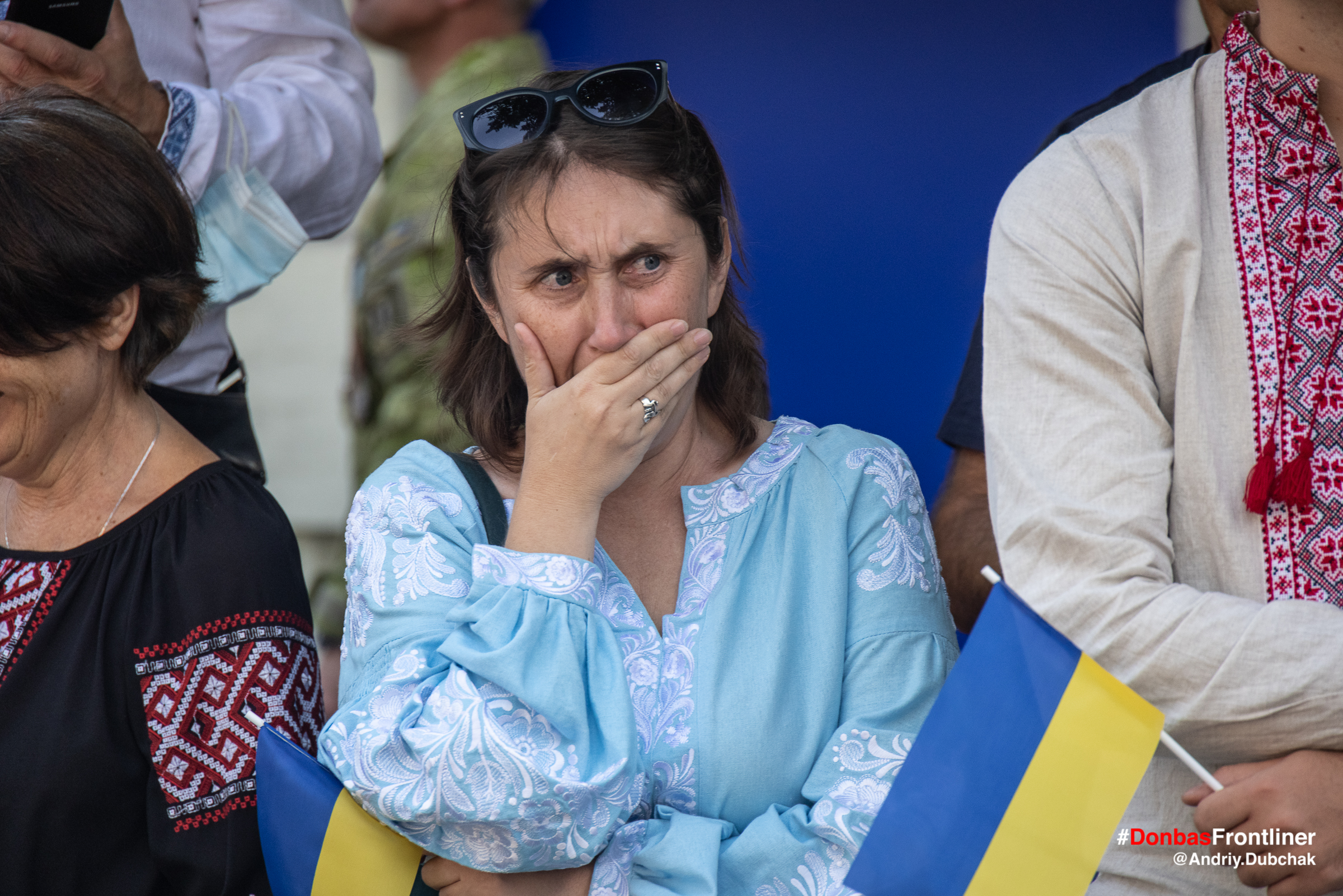 Donbas Frontliner фото - марш ветеранів 2021, жінка плаче