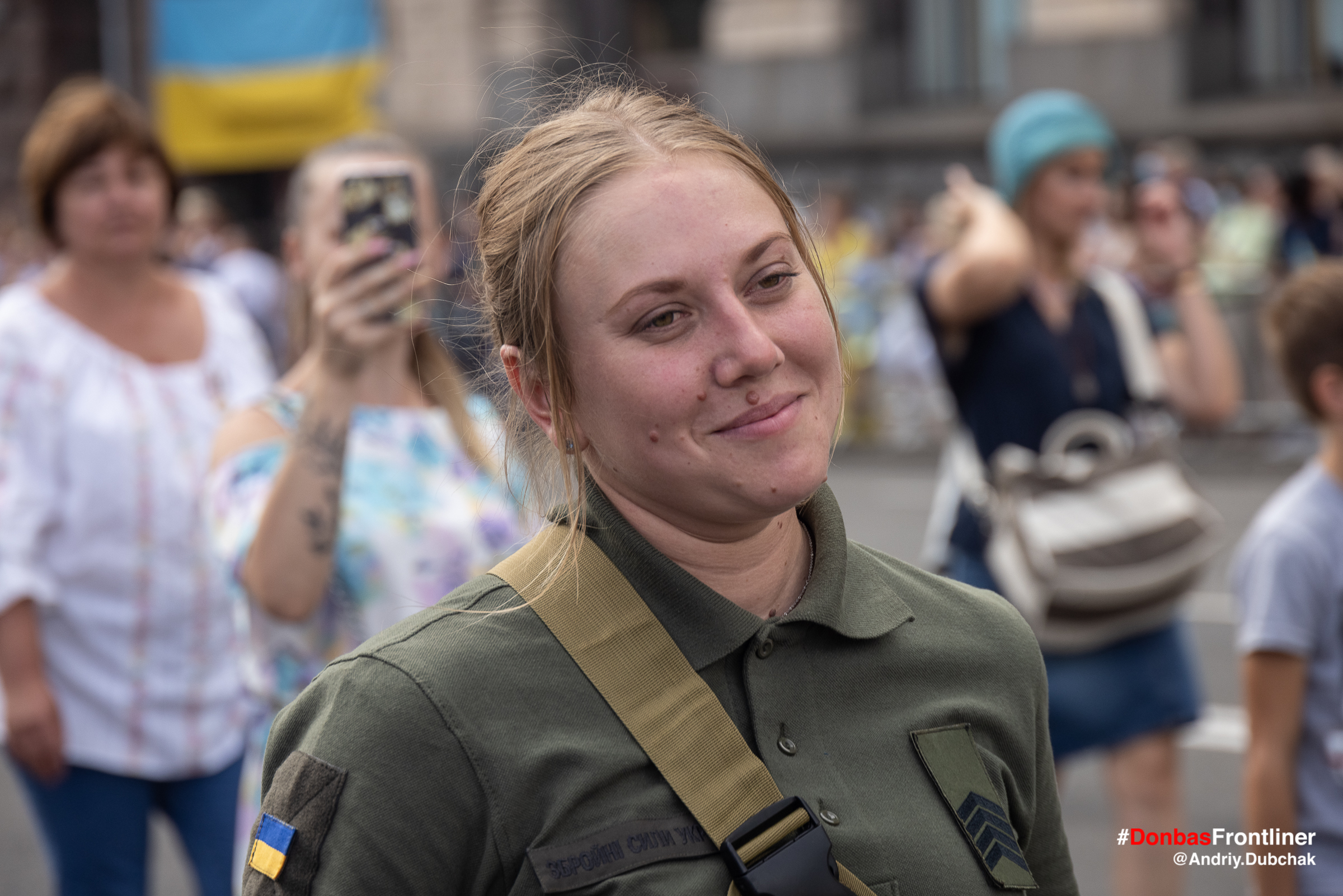 Donbas Frontliner фото - марш ветеранів 2021, жінка доброволець