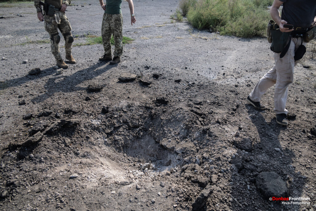 Donbas Frontliner - Russian artillery shelling village Verkhnetoretske