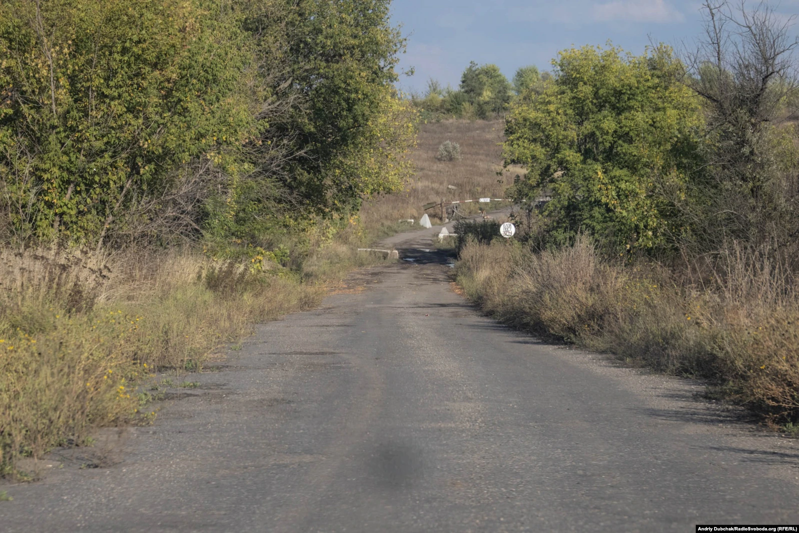 Donbas Frontliner / Кінець села. Далі окопи і війна. Кримське, вересень 2021 року