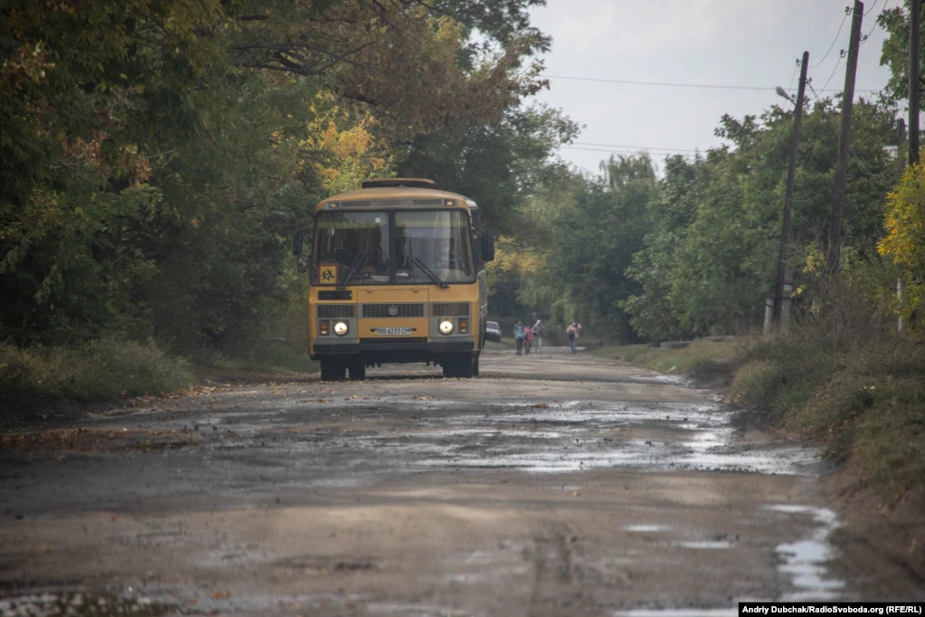 Donbas Frontliner / Шкільний автобус на вулиці Кримського, вересень 2021 року