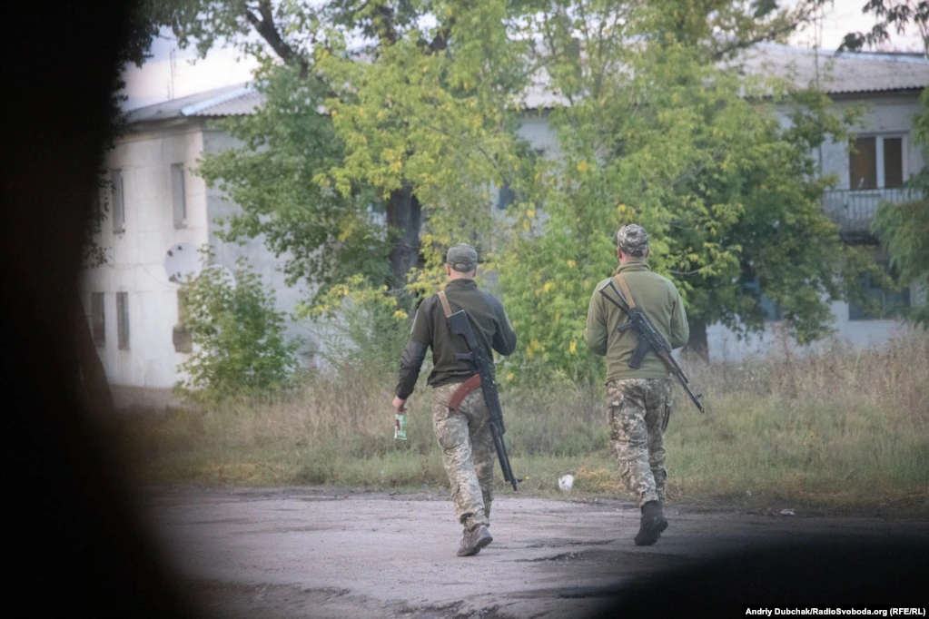 Donbas Frontliner / Військові на одній з вулиць села Кримське, вересень 2021 року