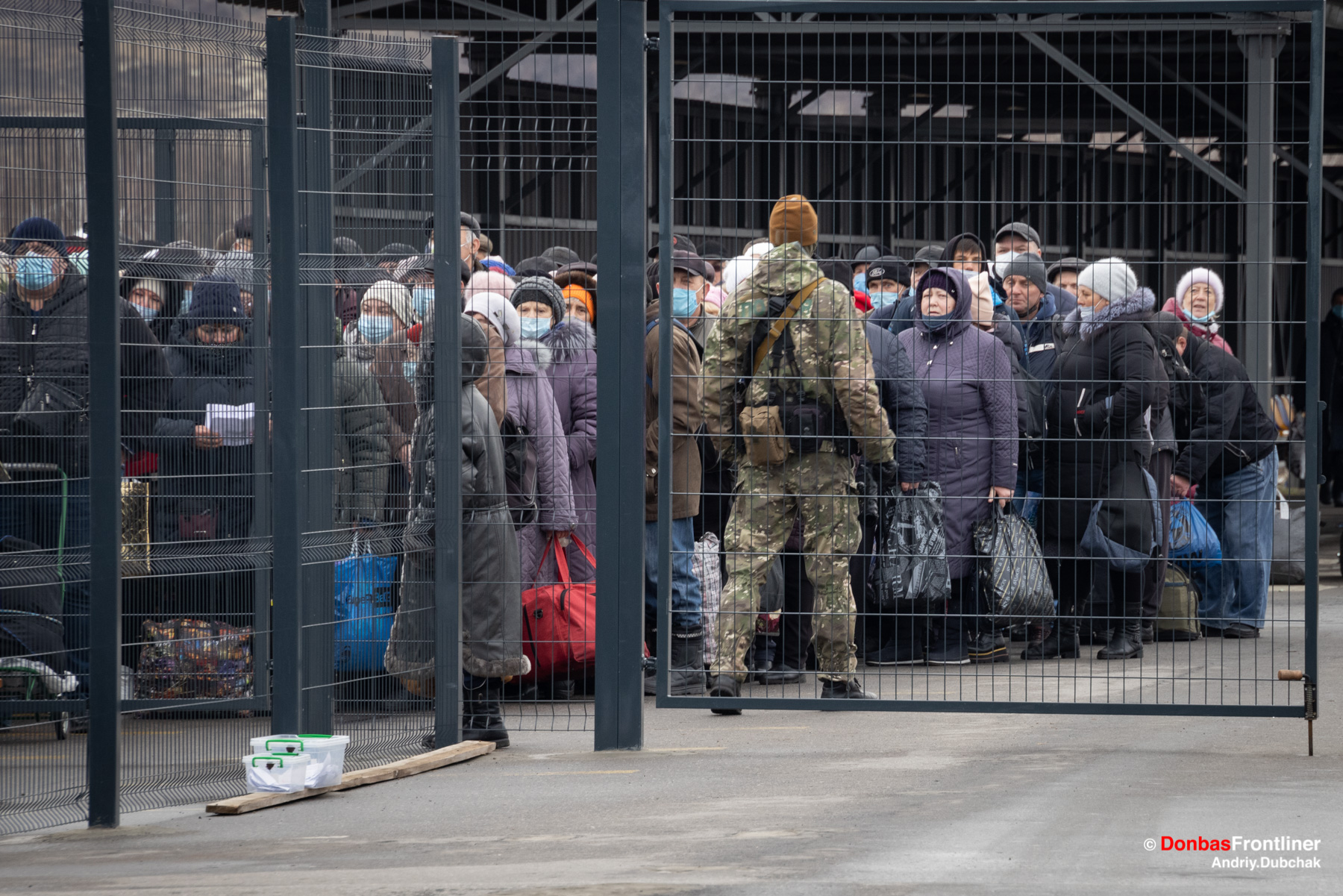 Donbas Frontliner / Люди у черзі на КПВВ Станиця Луганська