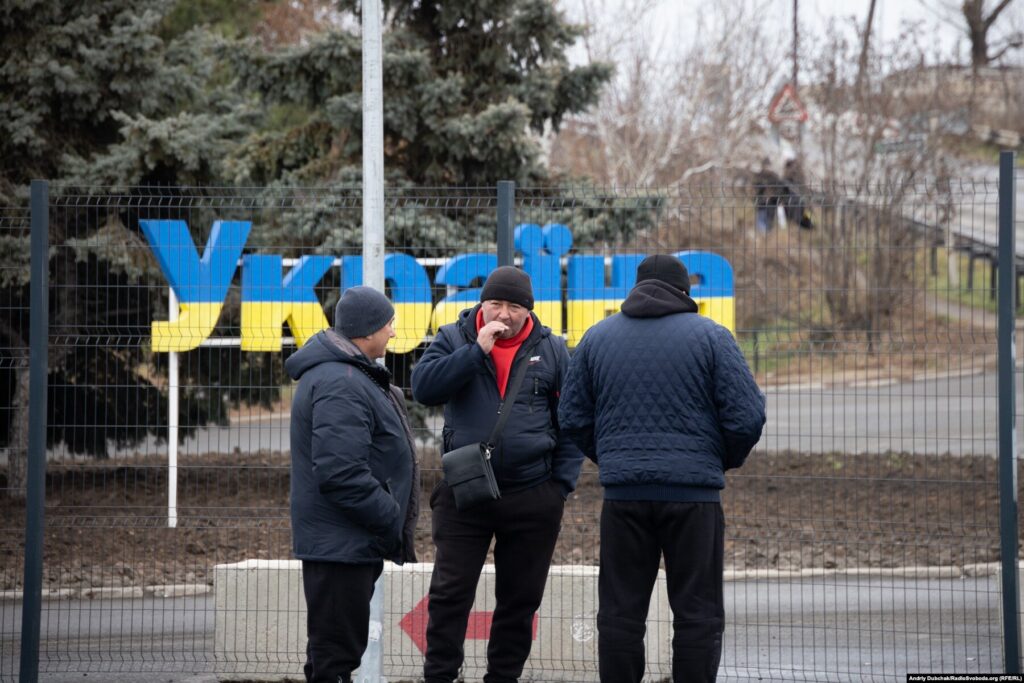 Donbas Frontliner / КПВВ Станиця Луганська. Таксисти на виході з КПВВ чекають на клієнтів