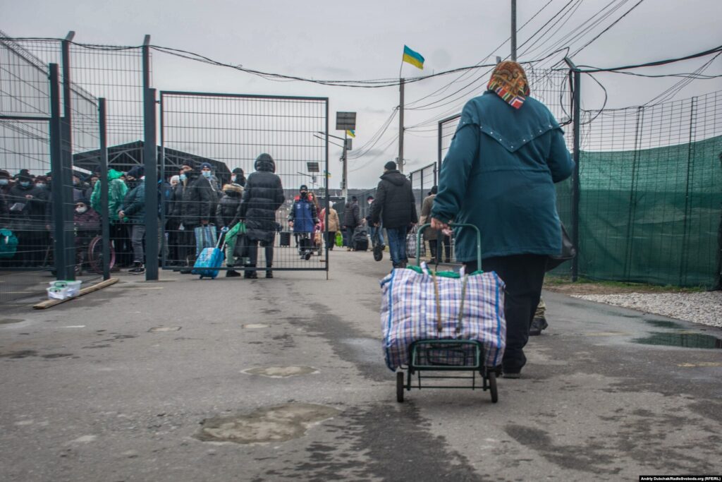 Donbas Frontliner / КПВВ Станиця Луганська. Жінка з «кравчучкою» і «сумкою в клітинку» йде через КПВВ до «ЛНР»