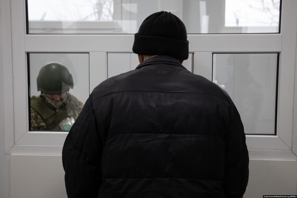Donbas Frontliner / КПВВ Станиця Луганська. Проходження паспортного контролю