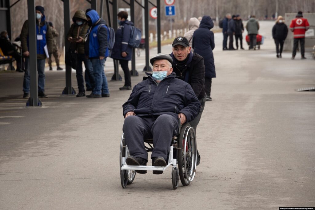 Donbas Frontliner / КПВВ Станиця Луганська. «Візочник» з клієнтом на інвалідному візку