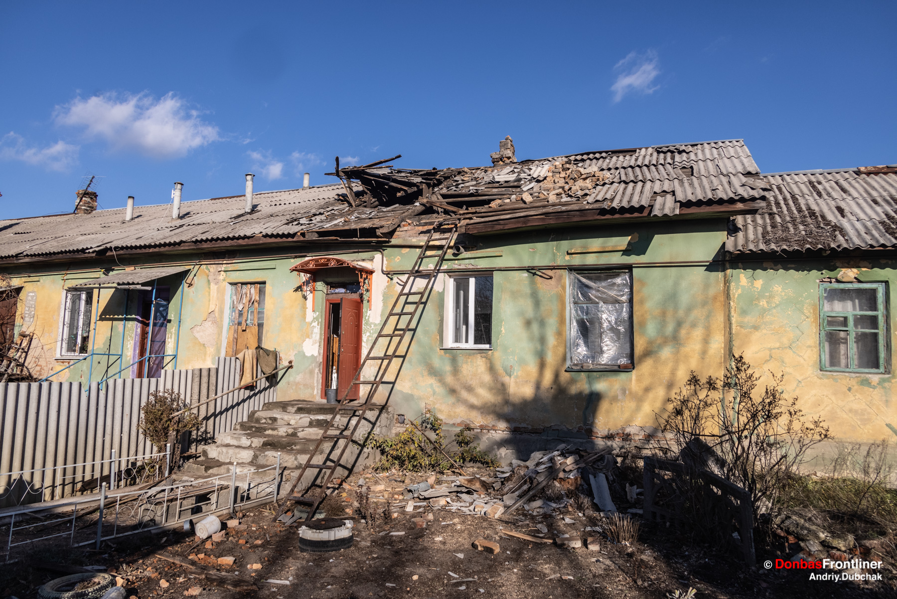 Donbas Frontliner / Розбитий обстрілом будинок