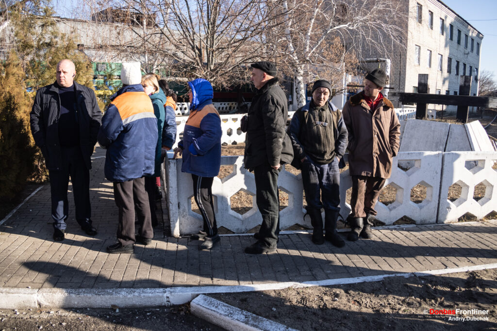 Donbas Frontliner / Працівники локомотивного депо смт Станиця Луганська після обстрілу 29 листопада 2021