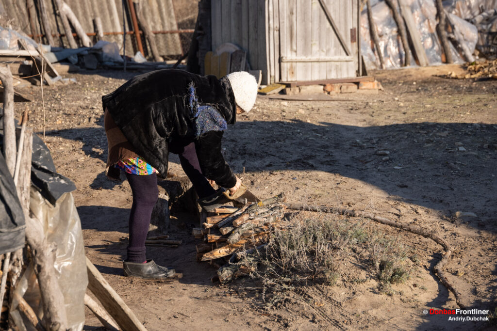 Donbas Frontliner / Бабушка Валя пиляє дрова для пічки
