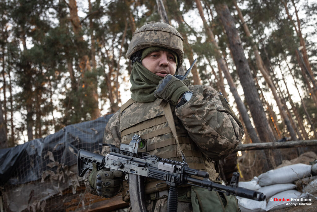 Donbas Frontliner / "Дрон" доповідає по рації ситуацію на посту