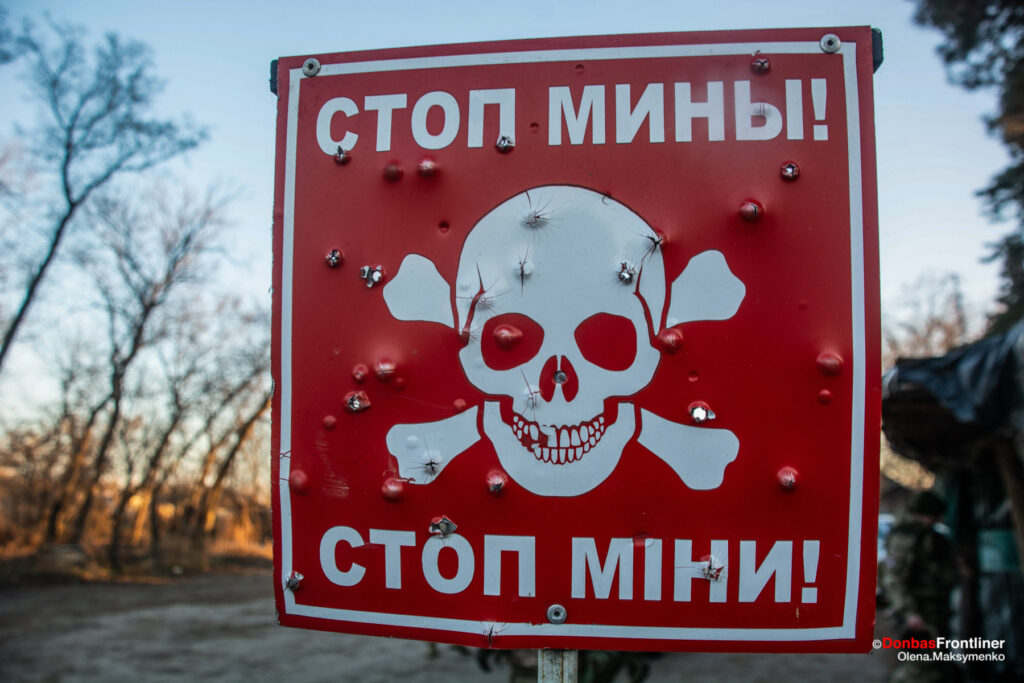 Donbas Frontliner / Табличка про мінну загрозу обабіч сільської дороги