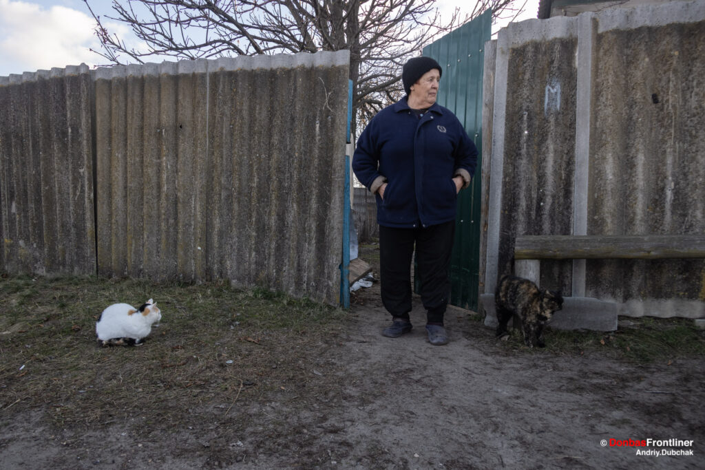 Donbas Frontliner / Мешканка Сизого пані Ольга біля свого подвір'я