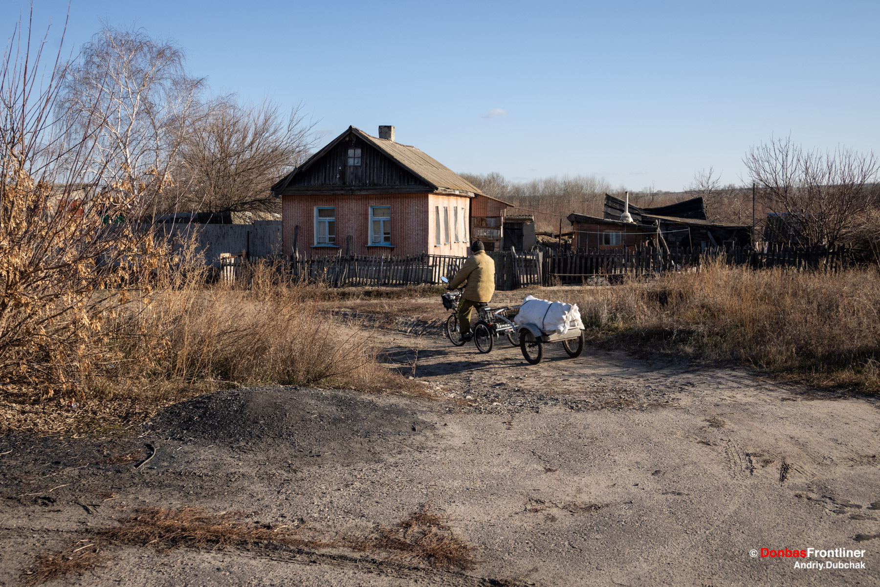 Donbas Frontliner / Мешканець Сизого везе додому провіант