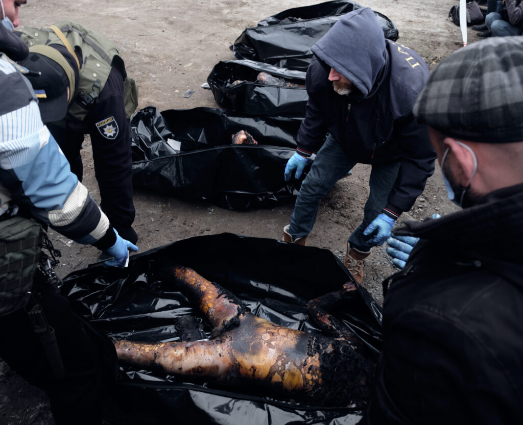 Donbas Frontliner / Locals cleaning up the bodies in Bucha