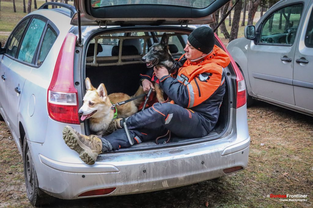 Donbas Frontliner / Кінолог із собаками перед закінченням роботи