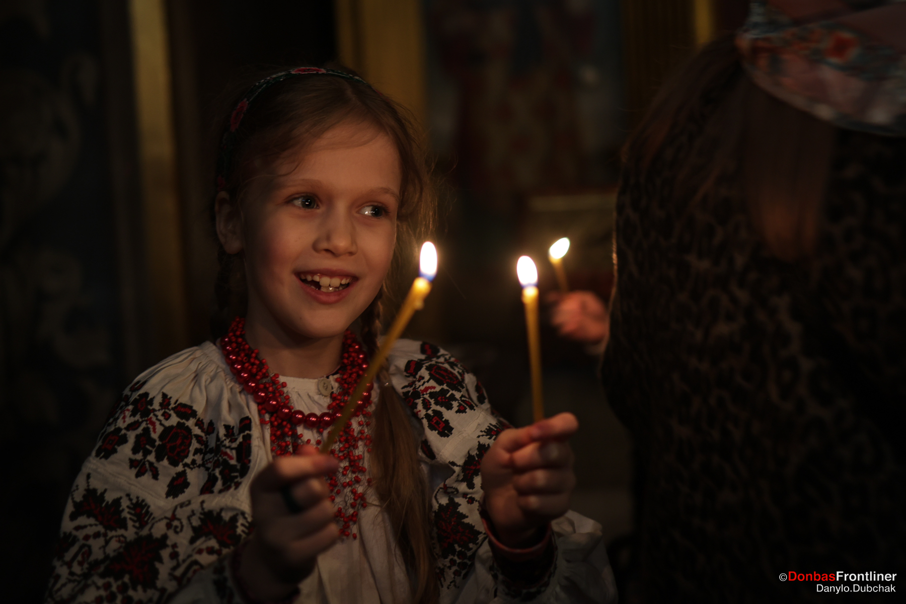 Donbas Frontliner / Михайлівський собор: дівчинка зі свічками