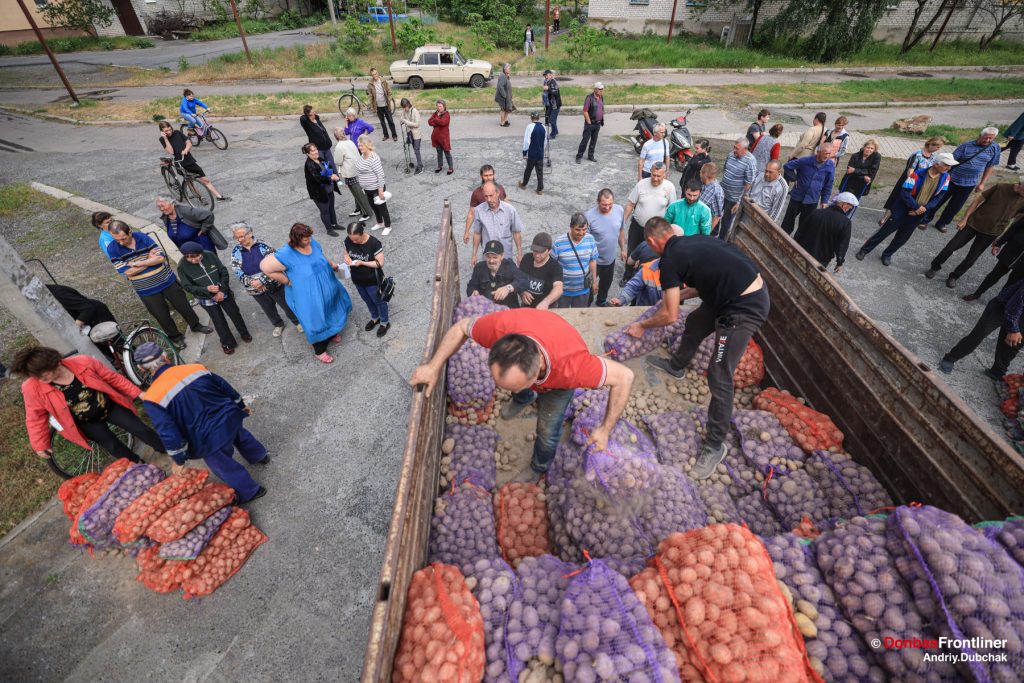 Donbas frontliner, russian-ukraine war, humanitarian aid, food, Lyman, reoccupied, civil, potato, queue, Andriy Dubchak