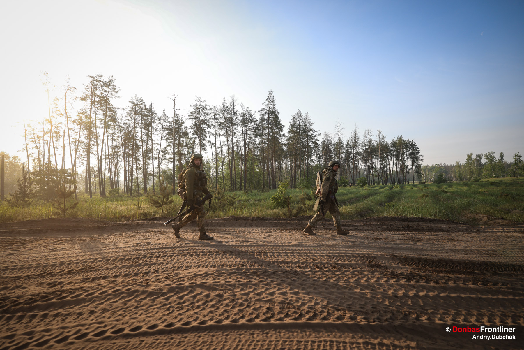 Donbas Frontliner / Піхотинці повертаючись з передової спішать сховатися під ĸронами лісу