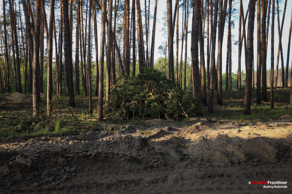 donbas  frontliner ukraine war andriy dubchak hidden tank in forest