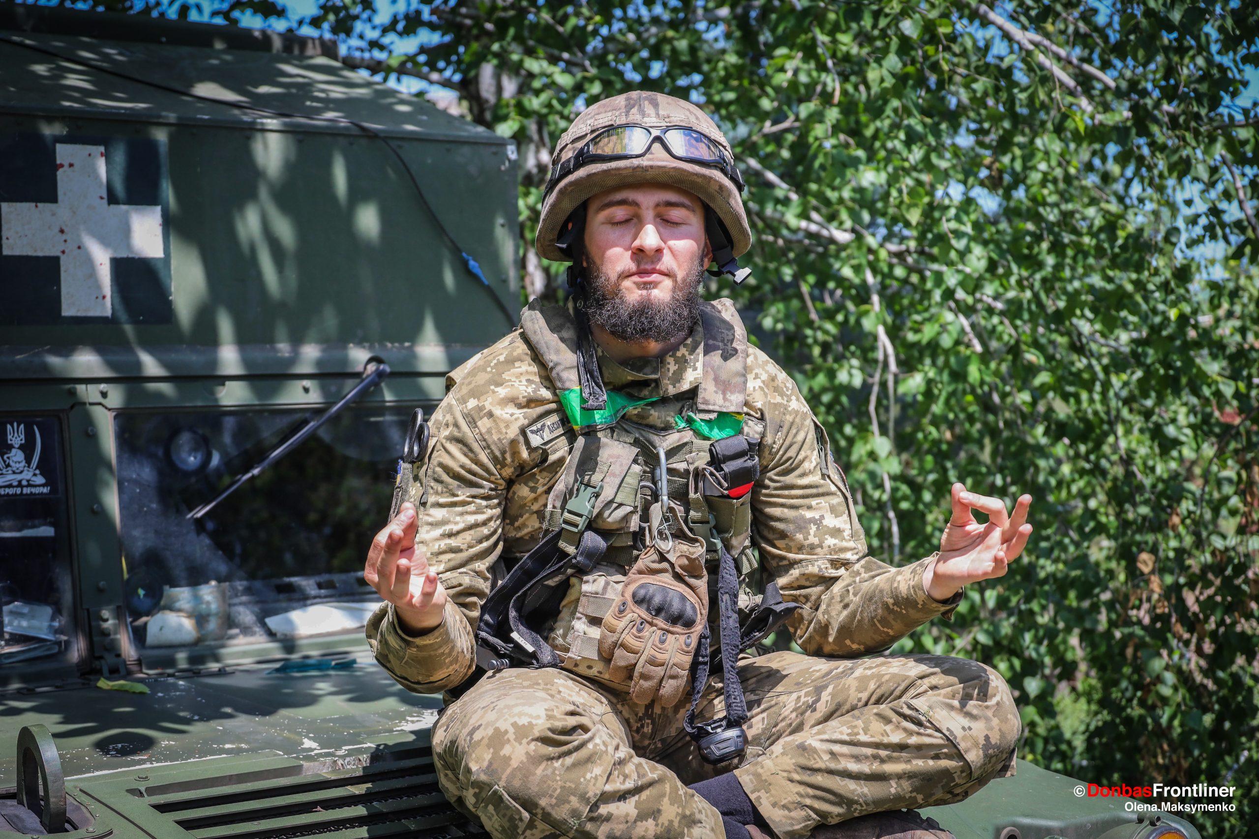 Donbas Frontliner / Фельдшер медитує на “хаммері”