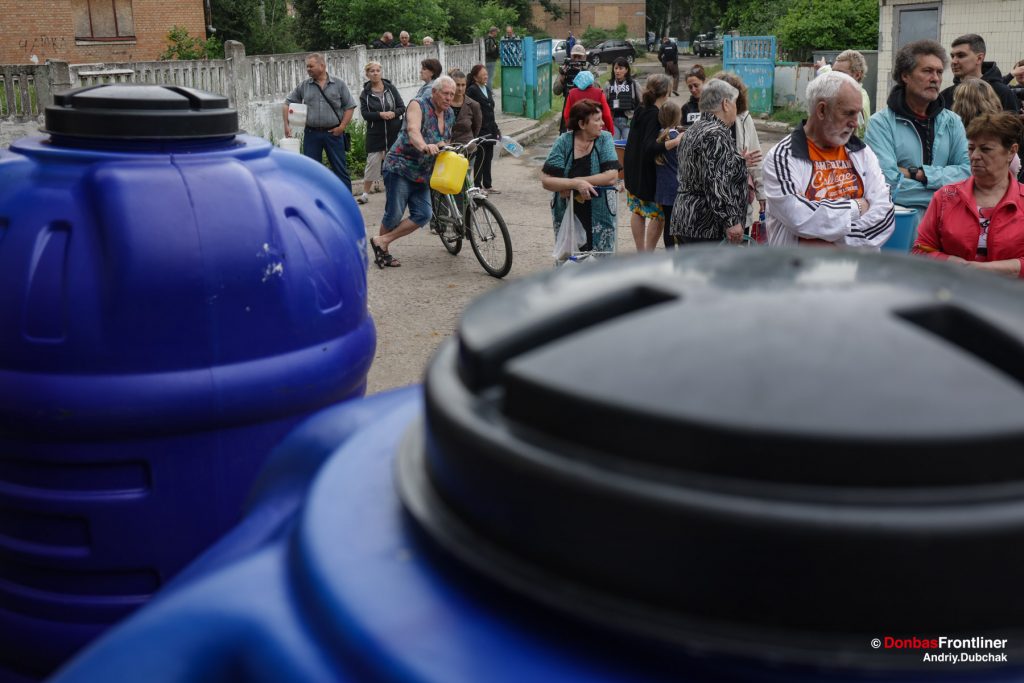 donbas frontliner, Nikopol, queue for water, drnking water