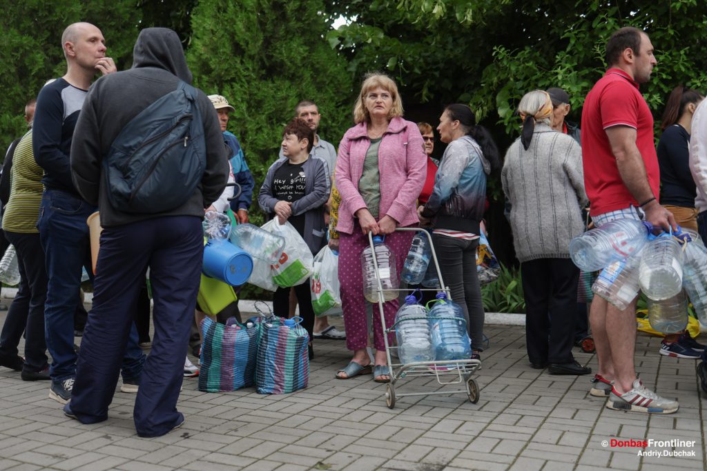 Frontliner Ukraine madia, war media, Nikopol, Queue for drinking water