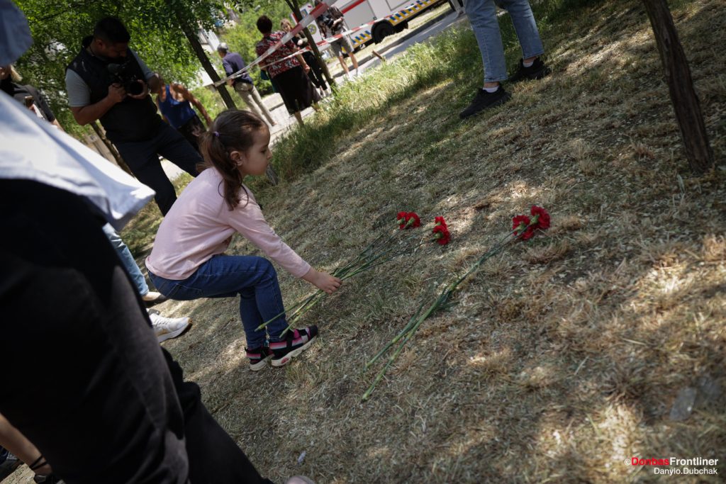 donbas, frontliner, Kyiv, missile strike, russian-uikraine war, girl, flowers, dead