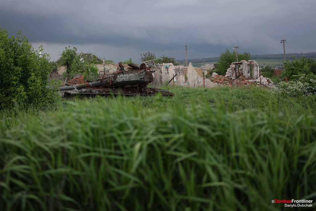 Деокупована Кам'янка. Знищений російський танк на одній з вулиць.