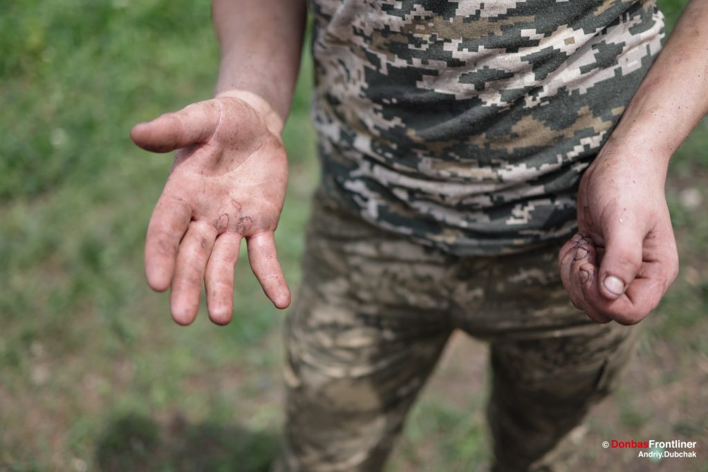 Donbas Frontliner, Ukraine war, soldiers hand