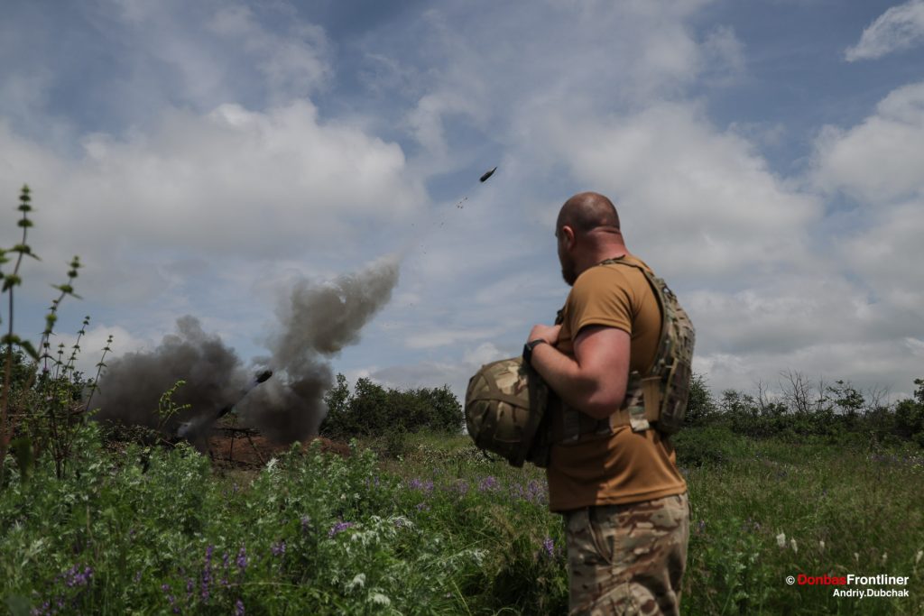 Donbas Frontliner, САУ «Гвоздика» постріл снаряду в повітрі