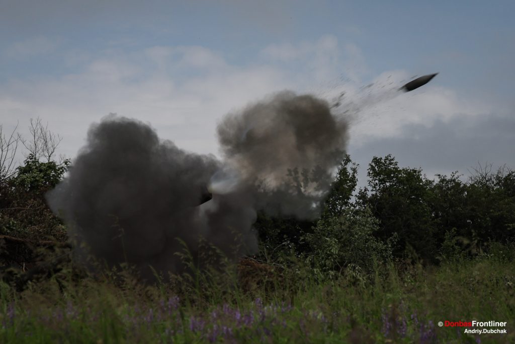 Donbas Frontliner, shell fly to russian position from 122mm soviet hawiter SAU Gvozdika