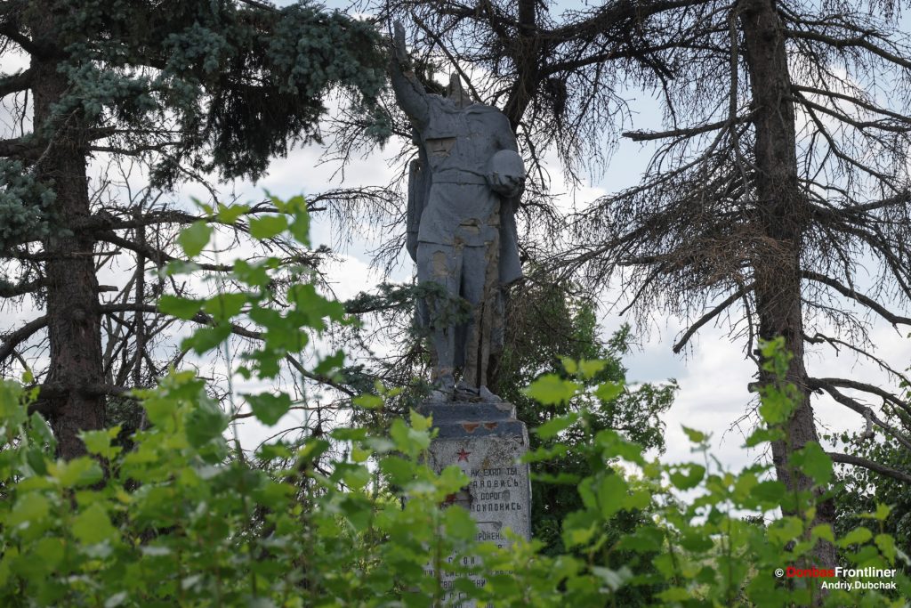 Donbas, Frontliner, Село Довгеньке після боїв, пам'ятник радянським воїнам