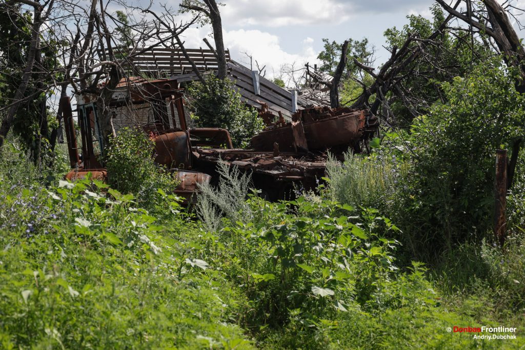 Donbas, Frontliner, Село Довгеньке після боїв, знищений танк