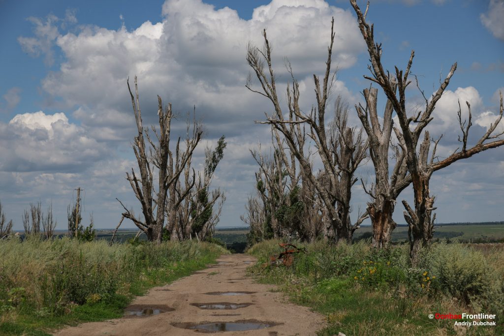 Donbas, Frontliner, Село Довгеньке після боїв, кратер від величезного вибуху