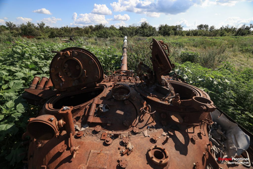 Donbas, Frontliner, Село Довгеньке після боїв, знищений російський танк