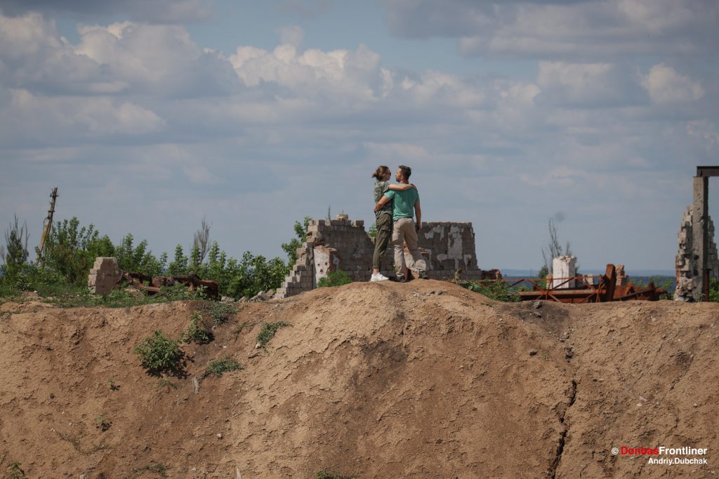 Donbas, Frontliner, Село Довгеньке після боїв, кратер від величезного вибуху