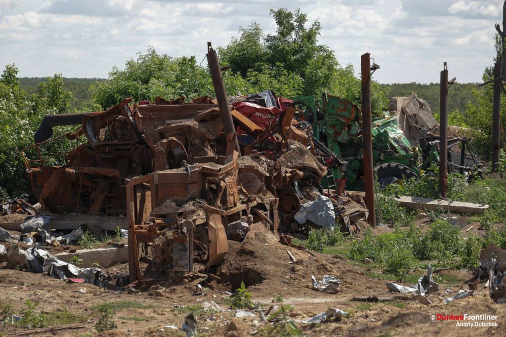 Donbas, Frontliner, Село Довгеньке після боїв, знищені комбайни та сільськогосподарська техніка
