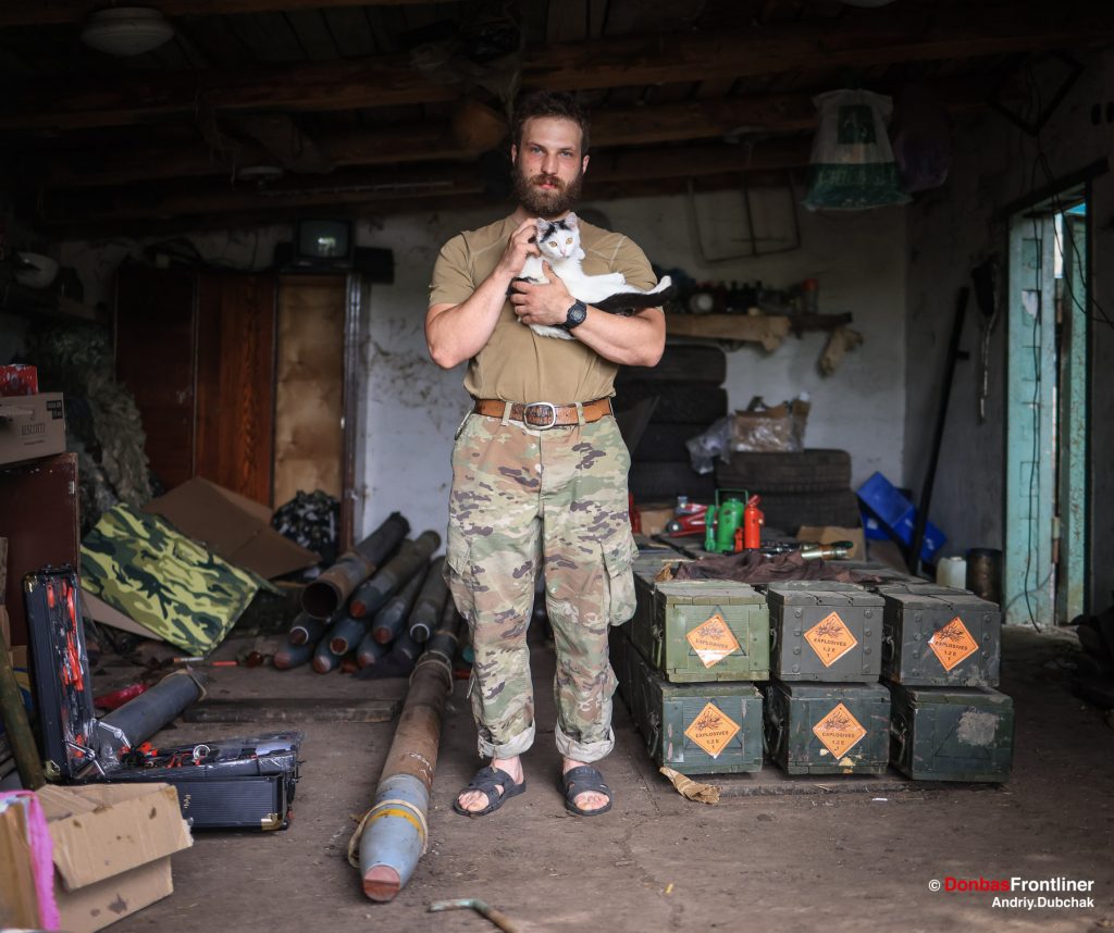 A Ukrainian soldier with the call sign “Chuck” and a contused cat with the call sign “Dog” rescued by him from Bakhmut. Two weeks ago she gave birth to two kittens. Life goes on