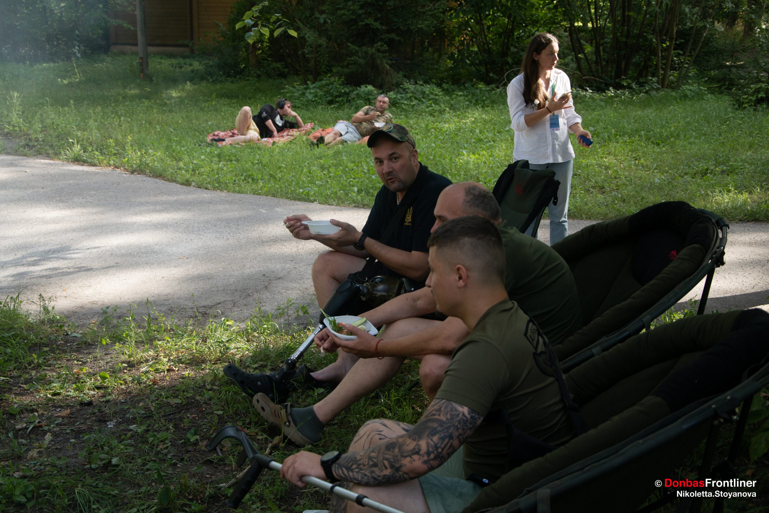 Donbas Frontliner / Військовслужбовці з ампутацією відпочивають на поляні

